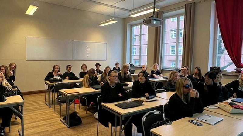 I torsdags klädde sig eleverna på Viktor Rydbergs gymnasium Jarlaplan i svart efter att de nåtts av beskedet om sammanslagningen med VRG Odenplan. ”I torsdags var vi inte elever på en skola. Vi var svarta får, samlade och förenade. En flock”, skriver insändarskribenten.