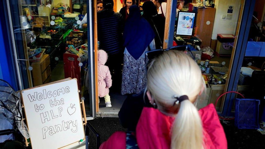 Aumenta la pressione sulle organizzazioni umanitarie britanniche che distribuiscono cibo alle famiglie che lottano per sbarcare il lunario.