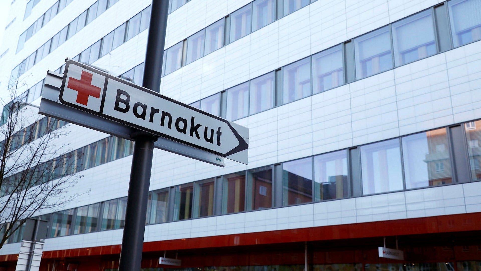 På Astrid Lindgrens barnsjukhus är situationen nu så pressad att inplanerad vård sannolikt kommer att skjutas upp. Även på Sachsska är trycket högt.