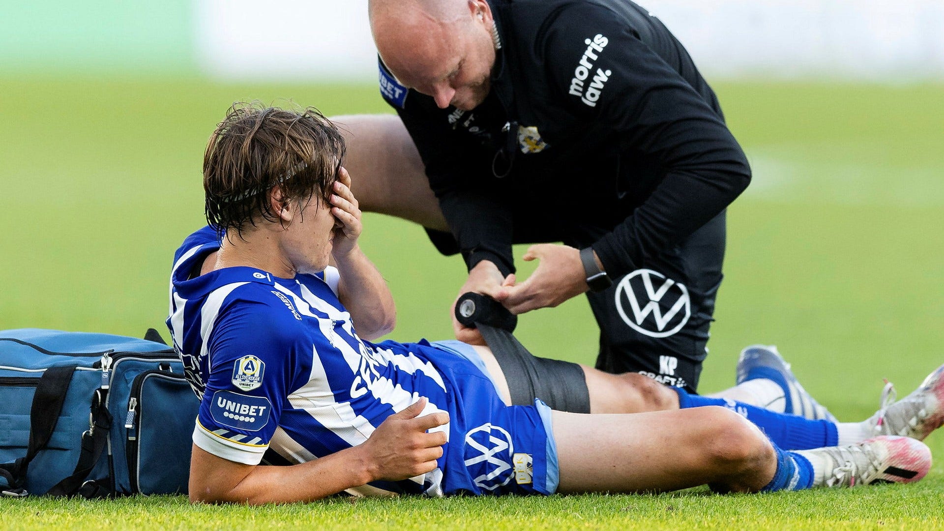 IFK Göteborgs Simon Thern får vård.