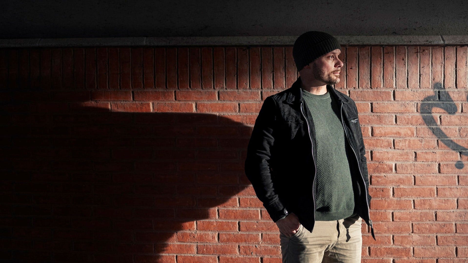 ”Jag har arbetat som polis i Falkenberg i 15 år och har följt flera unga från 12-13-årsåldern. Jag har sett hur de börjar med cannabis för att sedan gå över till tyngre droger. Flera av dem lever inte ens längre. Det är baksidan av det här jobbet”, säger Henrik Svensson, spaningsgruppchef på polisen i Falkenberg.