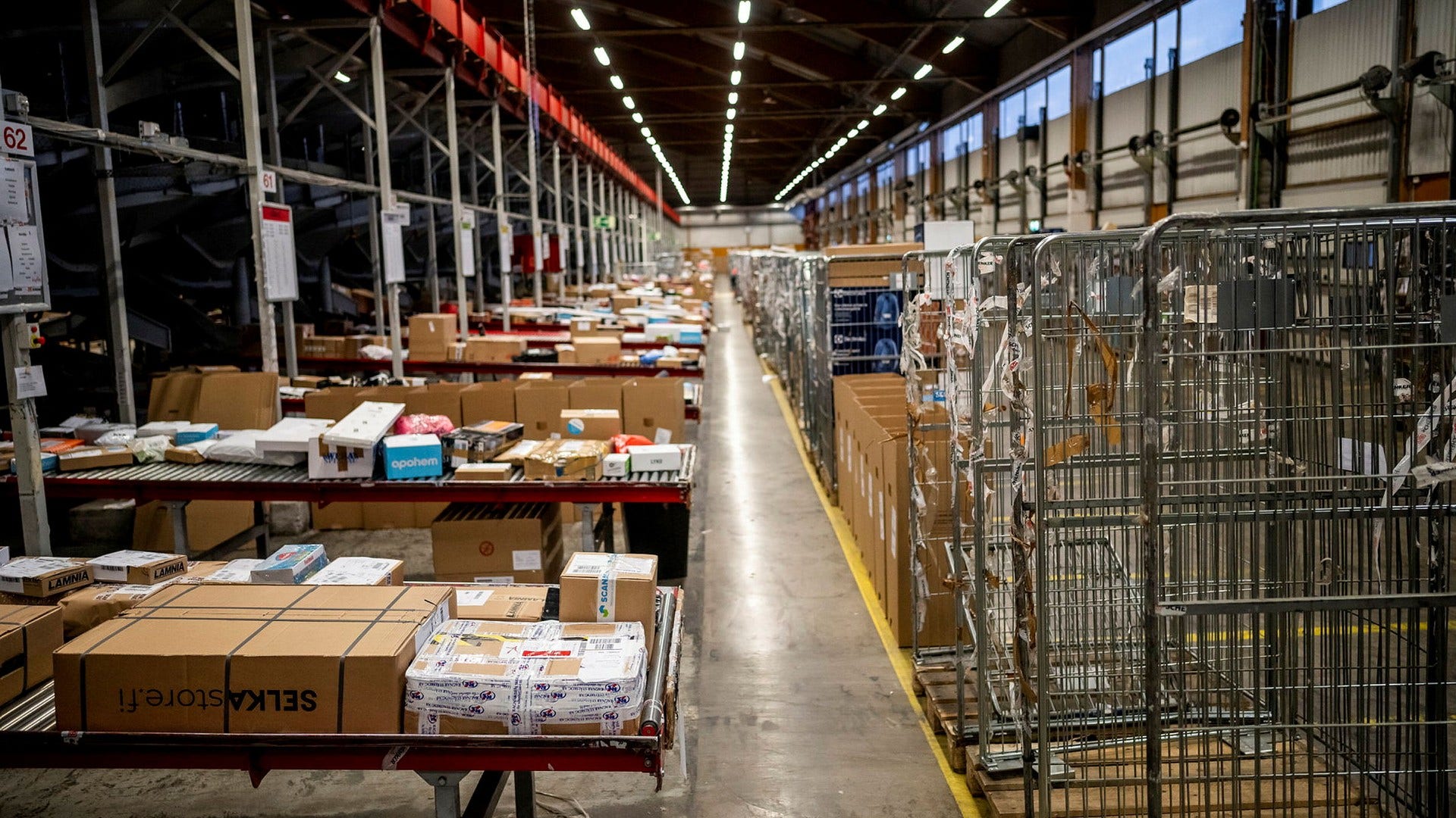 Det av tyska staten ägda speditionsföretaget Schenkers pakethantering i Stockholm. Det är orimligt att kunderna ska slippa att betala för frakten, anser insändarskribenten.