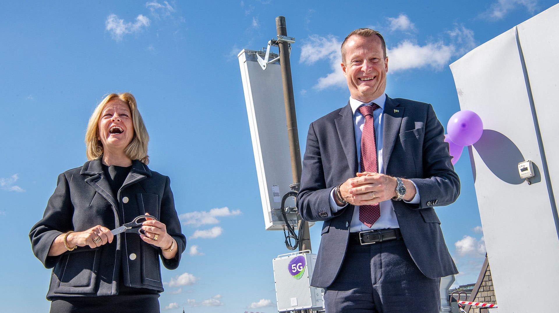 Telias vd Allison Kirkby och digitaliseringsminister Anders Ygeman vid invigningen av företagets 5G-nät i maj 2020.