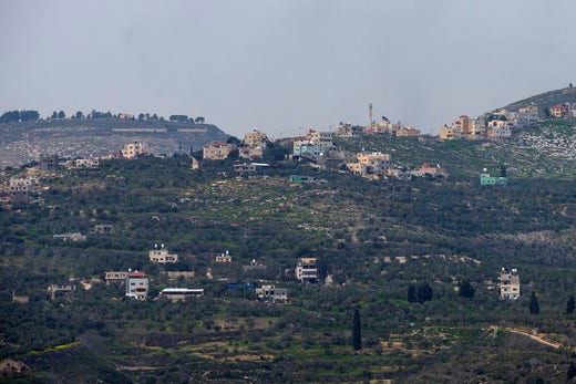 Den palestinska byn Burka. I bakgrunden till vänster syns vattenreservoaren till den israeliska bosättningen Homesh, som ligger på Burkas mark.
