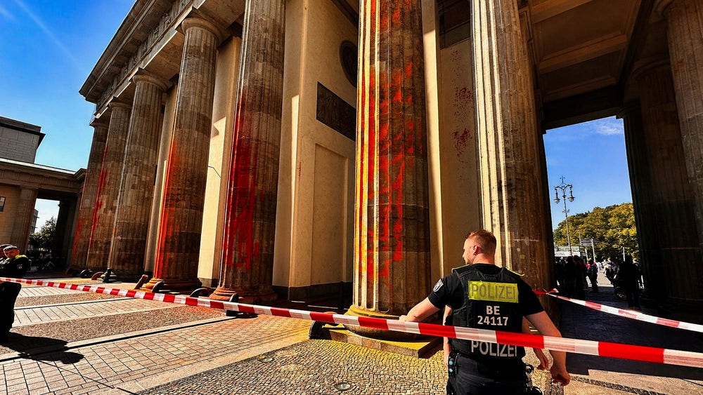 Brandenburger Tor målades röd i klimatprotest