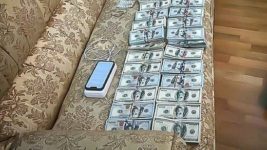 During a crackdown on the case, the anti-corruption agency, Naboo, found a large number of bundles of banknotes.  According to RBC-Ukraine, the bribe should be up to SEK 30 million.