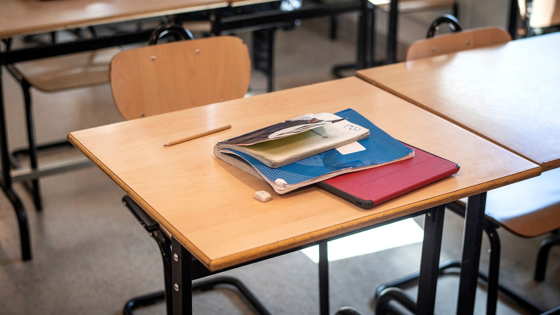 Regeringen hoppas att en satsning på fysiska böcker i skolan ska öka elevernas kunskapsresultat.