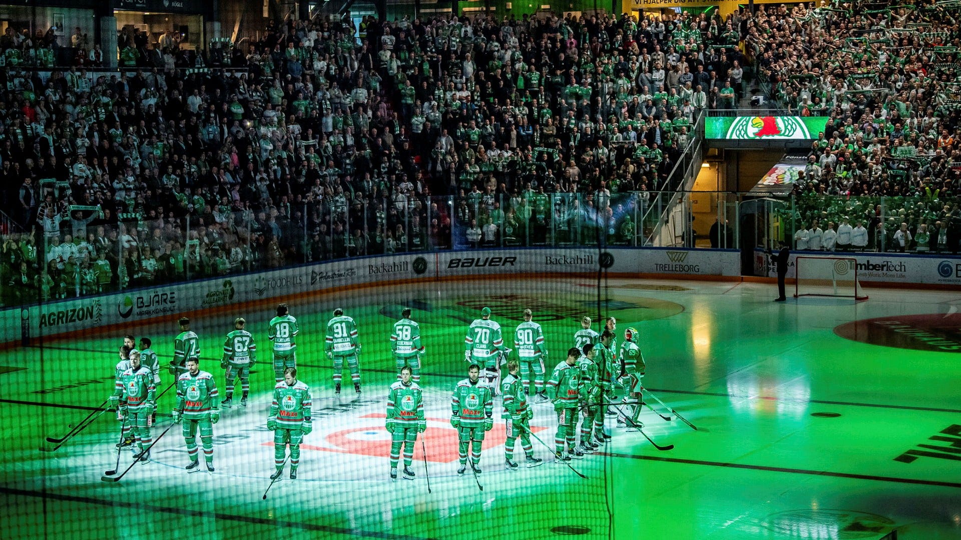 Rögle mötte Malmö i SHL i lördags. På väg till arenan kunde Helsingborgs Dagblad höra hur supportrar skanderade nazistiska slagord. Polisen utreder nu hets mot folkgrupp.