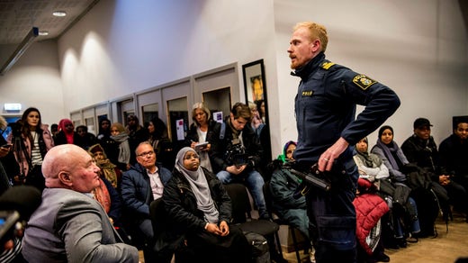 Efter mordet på en pizzeria i Rinkeby i januari 2018 mötte Christoffer Bohman, då biträdande lokalpolischef i Rinkeby, oroliga och upprörda medborgare. ”Vi måste bygga relationer, skapa mjuka värden. Men det är en brutalt svår balansgång när våldet flåsar oss i nacken”, säger han.