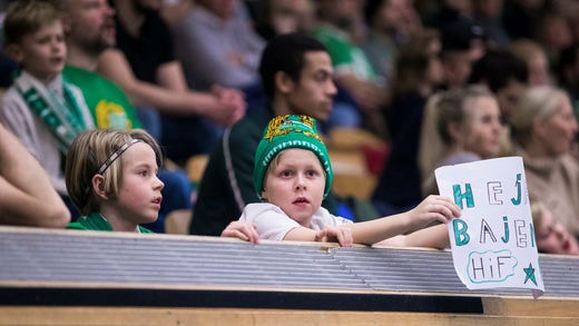 Handbollspublik i Eriksdalshallen i december 2021. Handbollen är en av de Hammarbyföreningar som har sagt att de tänker rösta för att ändra skrivningen i stadgarna om klubbens bildande.