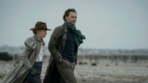 Claire Danes och Tom Hiddleston i ”The Essex serpent”.