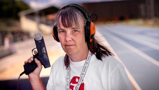 La primera vez que Marit Ekström tuvo una pistola de salida en la mano, se sintió bastante aterrador. Ya han pasado 40 años y el agarre es firme.