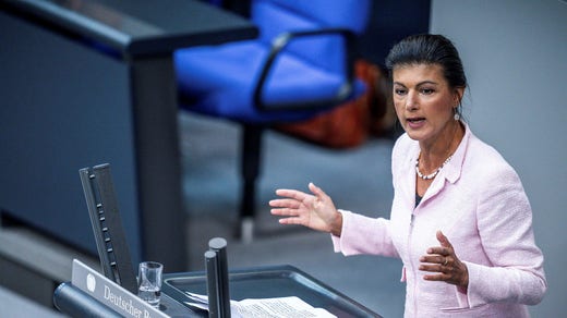 När vänsterpolitikern Sahra Wagenknecht anklagade miljöpartiet De gröna för att bedriva ett krig mot Ryssland tog partiledningen avstånd från hennes uttalande. Förbundsdagsledamoten är hårt kritiserad för att ha ursäktat Rysslands anfallskrig.