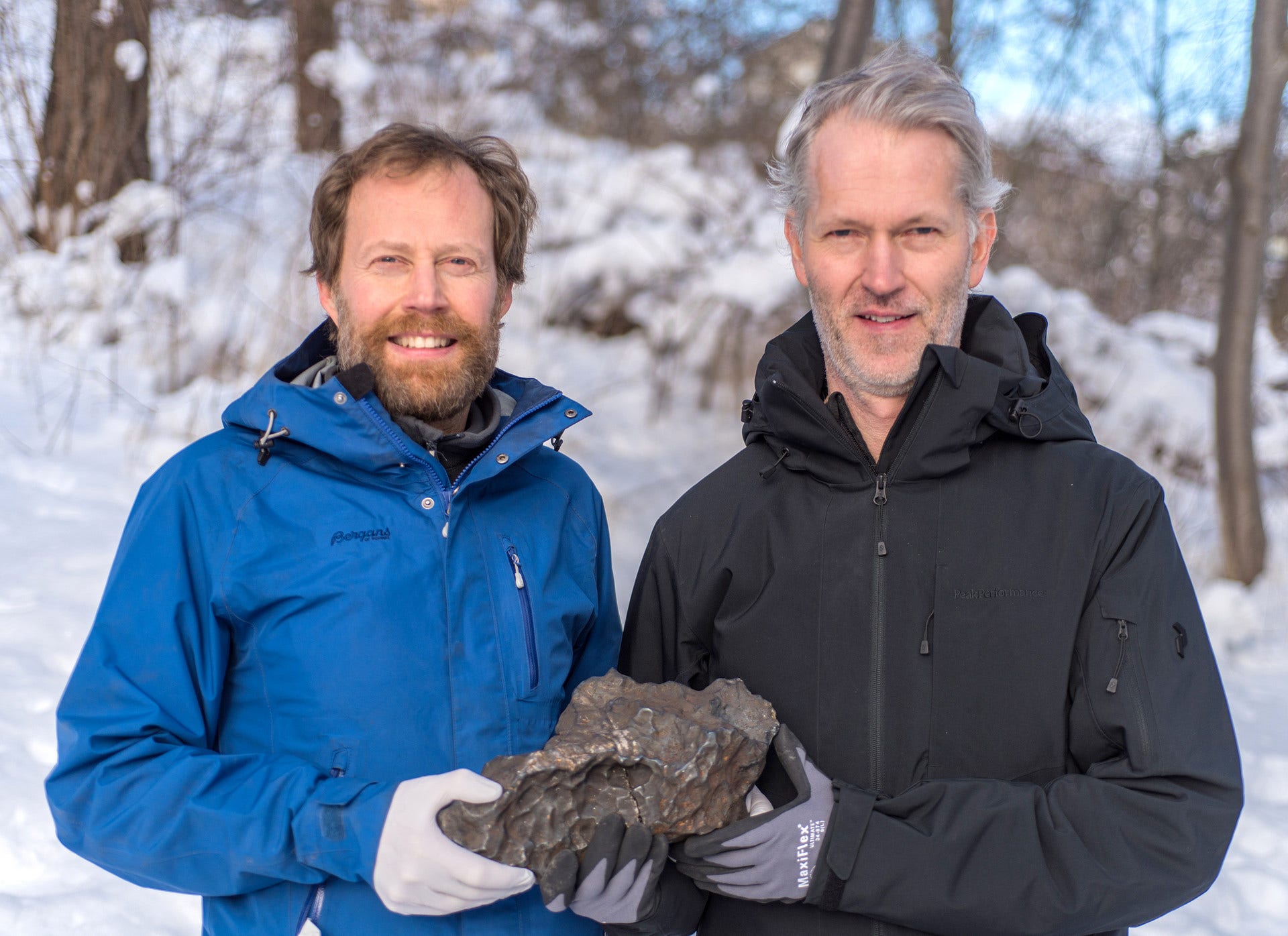 Andreas Forsberg och Anders Zetterqvist med det unika fyndet, järnmeteoriten från Ådalen, som föll den 7 november 2020.