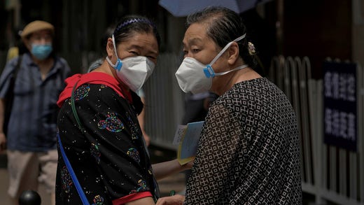 ”Epidemisk lockdown och håll distans” står det på skylten på barrikaderna som inringar ett område i Peking. Efter ett utbrott på en nattklubb i distriktet Chaoyang pågår masstester.