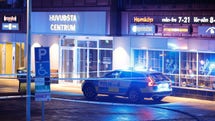 Det var den 20 januari i år som en man hittades livlös efter en skottlossning i Huvudsta centrum i Solna norr om Stockholm. Något senare meddelades att mannen avlidit.