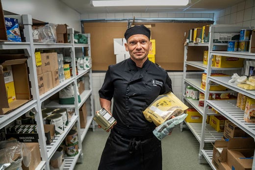 ”Svenska baljväxter är bra produkter om det blir krig. Gråärtor, gulärtor och linser håller länge och innehåller mycket näring, vitaminer och proteiner om det handlar om att överleva”, säger kocken Mathias Eriksson.