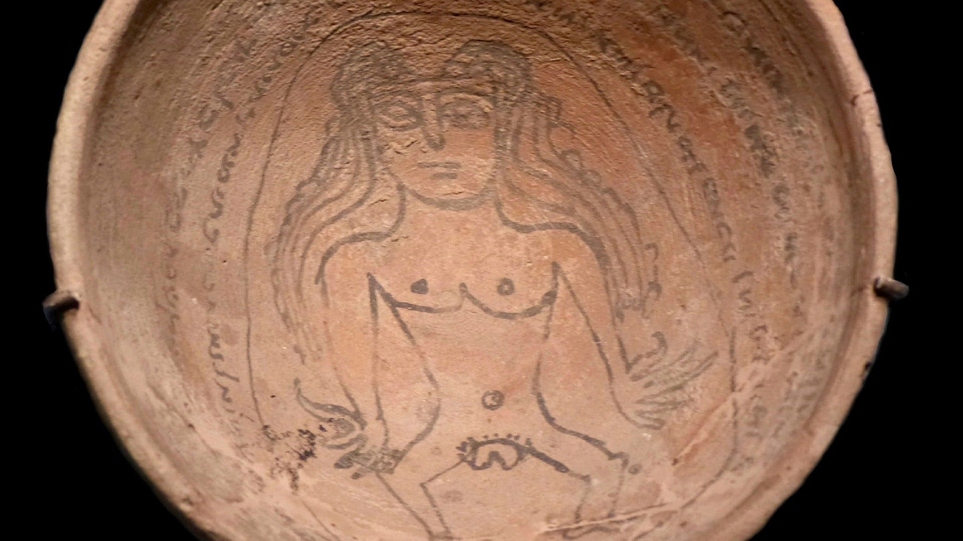 Demonen Lilith och en trollformel i en liten skål.