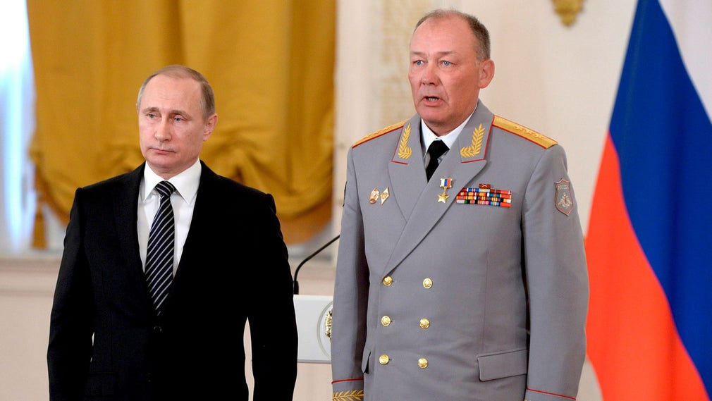 Il presidente russo Putin e il generale Alexander Dvornikov, che è stato calpestato quest'estate.