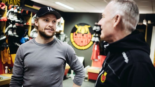 Den gemensamma träningen är avslutad sedan ett bra tag sedan men när klubbens vd Stefan Enbom kommer in i omklädningsrummet finns en spelare Einar Emanuelsson, som gjorde mål i den första finalen, kvar. Det blir ett snabbt snack om det som väntar.