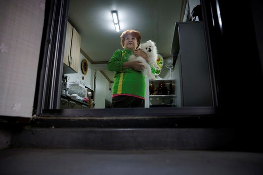 Chun Sun-Lee, 75 anni, vive in un appartamento sotto il livello della strada.  L'estate scorsa l'acqua era così alta che non riusciva ad aprire la porta d'ingresso.  Quattro vicini hanno rotto il vetro della porta e l'hanno portata fuori.