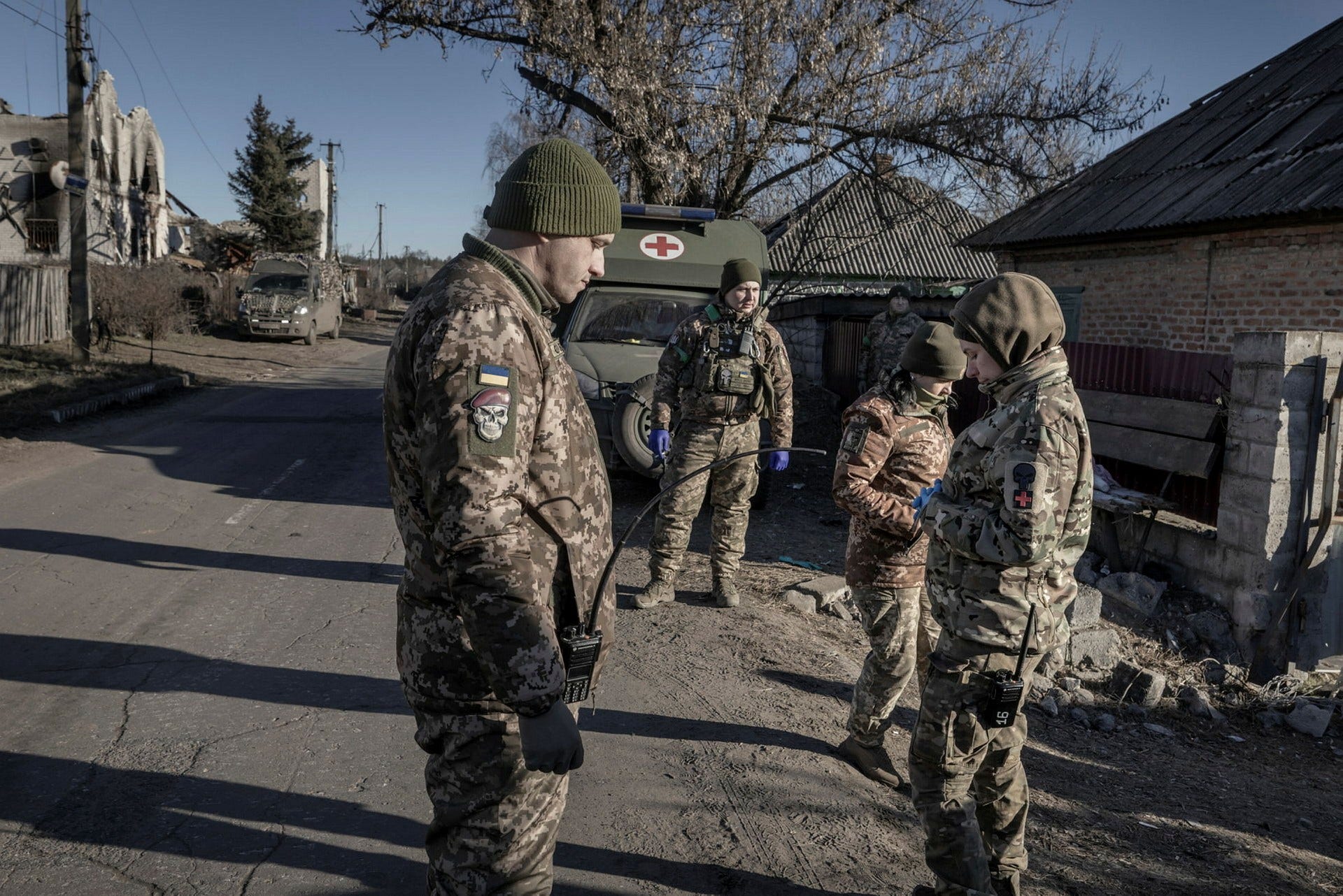 Efteråt.
Sjukvårdsteamets chef Romans sorgfyllda ord hänger i luften: ”Inga bilder, det är en död soldat.” 
Hans kamrat Vadym ligger död i en svart plastsäck utanför den tillfälliga förbandsplatsen. Sjukvårdarna försöker samla sig en stund. Snart är nya sårade på ingång.