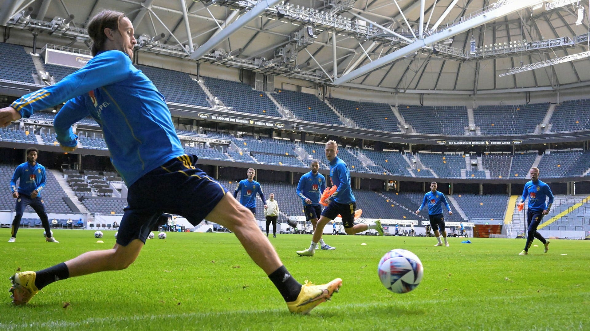 Det ser ut att bli ont om folk på läktaren för Kristoffer Olsson och resten av landslaget i Nations League-matchen hemma mot Slovenien.