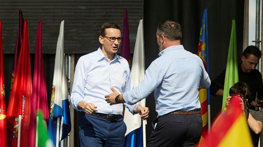 Mateusz Morawiecki, Primo Ministro della Polonia (TV), saluta Santiago Abascal, leader del partito spagnolo di estrema destra Vox, in una riunione di partiti nazionalisti che la pensano allo stesso modo a Madrid lo scorso ottobre.