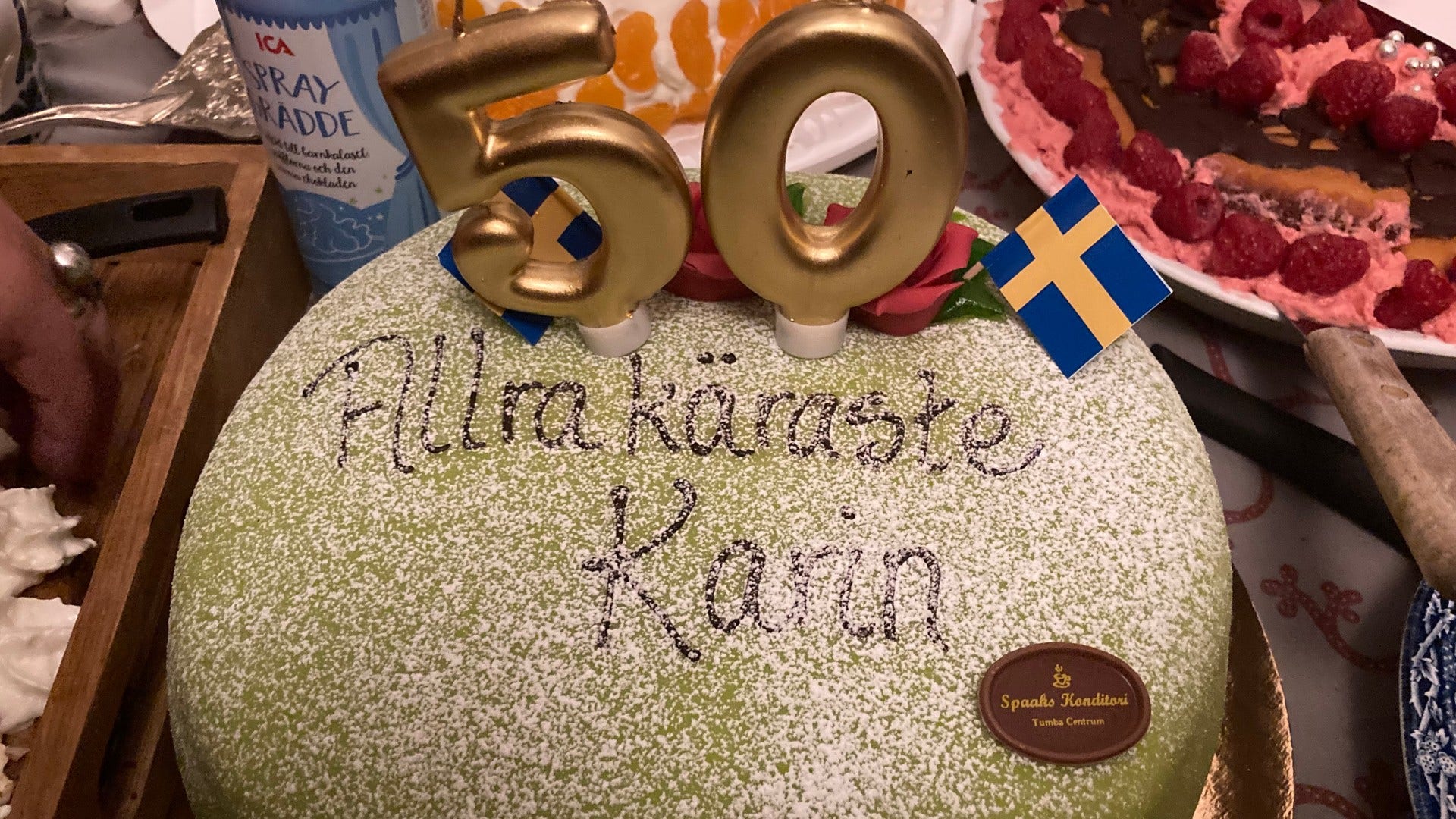 Firar finaste femtioåringen, väl värd en tårta med både ålder och ljus!