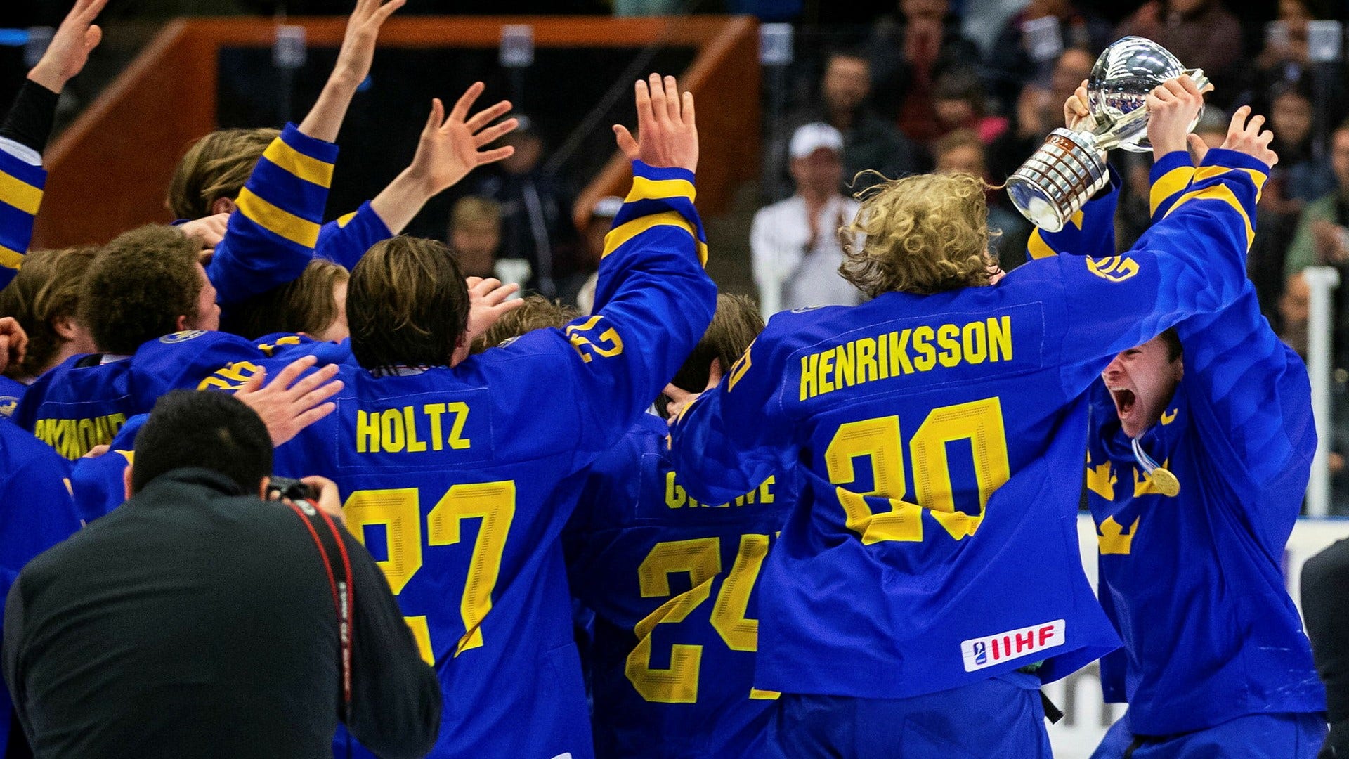 Inför hemmapubliken i Örnsköldsvik fick Småkronorna jubla 2019 efter att de hade tagit Sveriges första guld dittills i ett U18-VM.
