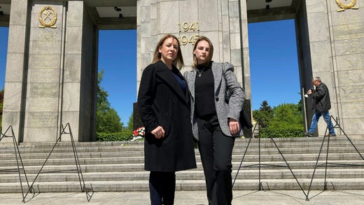 Zoya Sayn, 46 anni, visita il memoriale a Tiergarten con la sua collega Katerina Pokrasova, 34 anni.  Entrambe le donne sono membri dell'Associazione ucraina di Berlino.