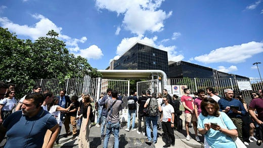 Molti si sono radunati fuori dall'ospedale di Milano dopo la sentenza di morte.