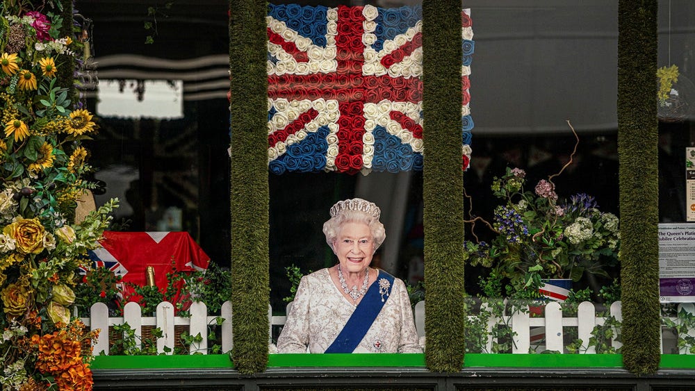 Brittiska drottningen firas med pompa och ståt