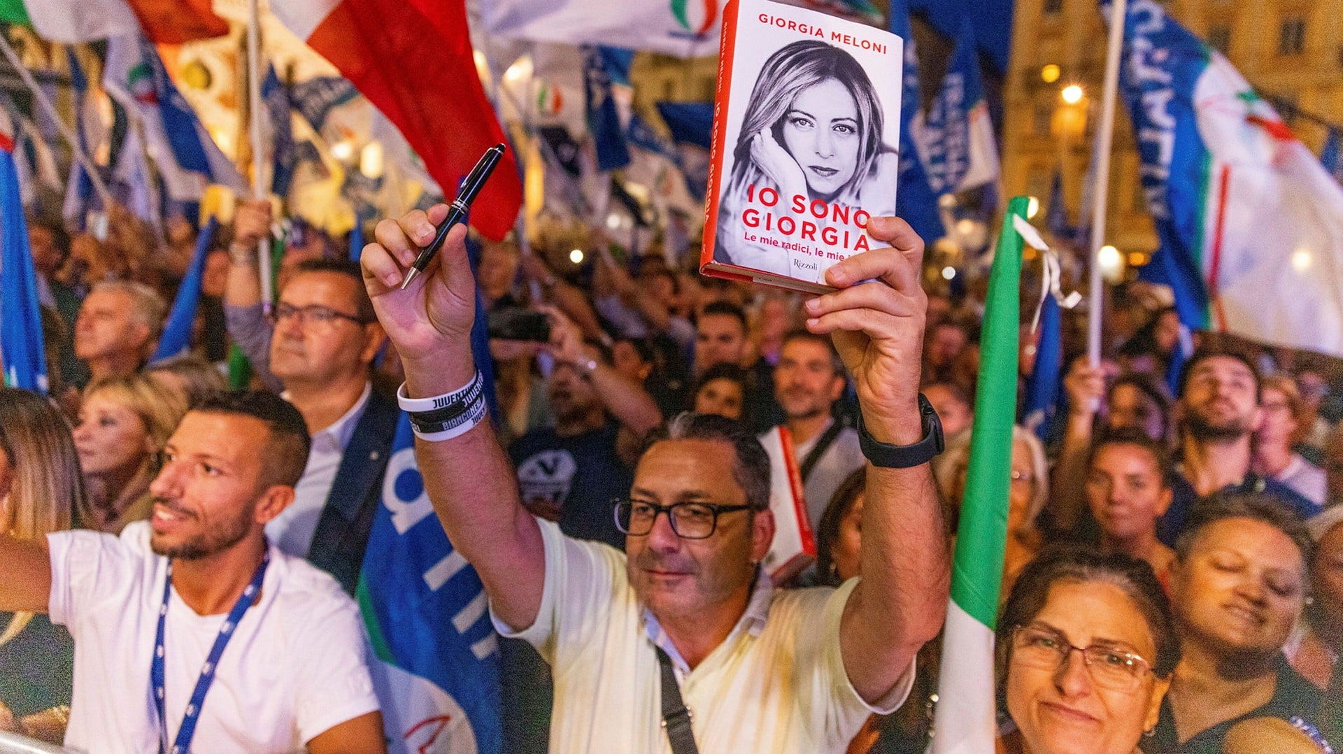 Partisans de Melonis lors d'un événement de campagne à Turin.  Les élections ont lieu le 25 septembre.