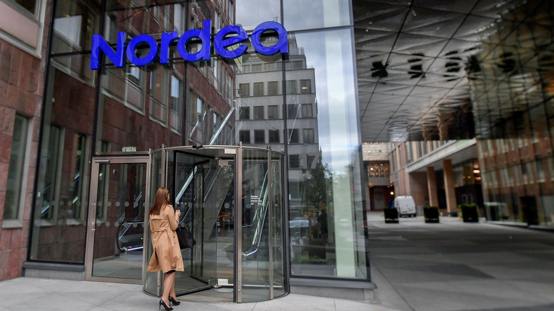 Praktiska svängdörrar på Nordea – de kan öppnas åt båda hållen.
