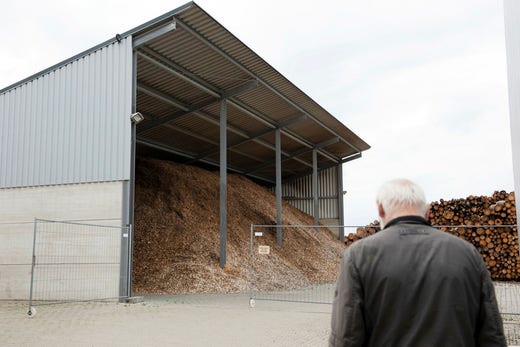 Under vinterhalvåret täcker biogasen 75 procent av värmebehovet i Kappel. Luckan fylls med hjälp av träflis.