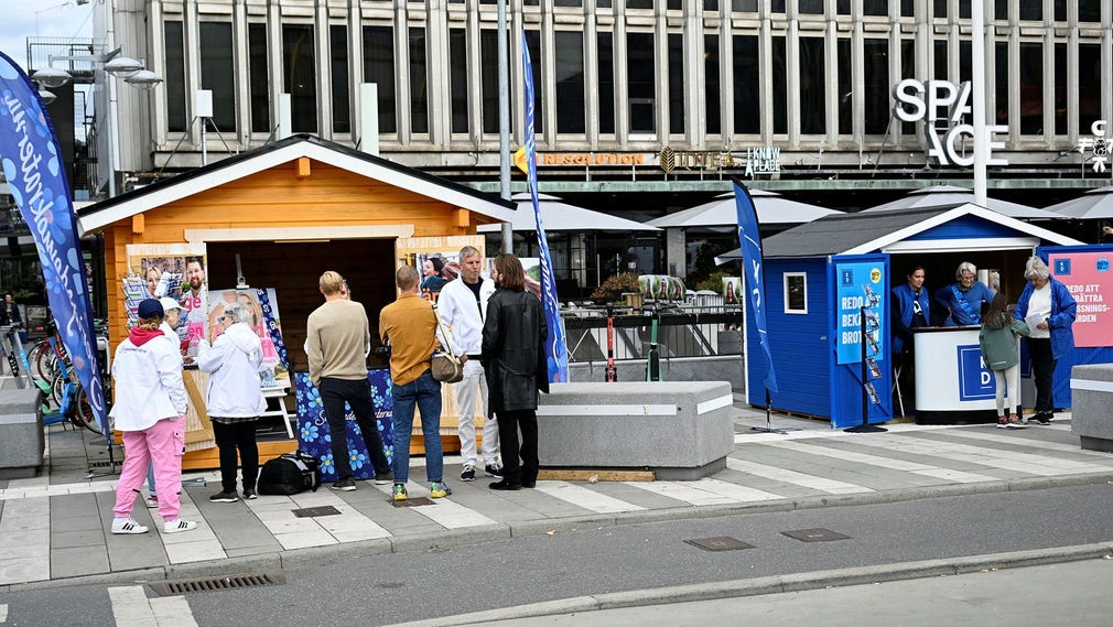 Fler väljare utanför Sverigedemokraternas än Kristdemokraternas valstuga på Sergels torg i Stockholm två dagar före valet. SD:s uppgång till landets näst största parti beror på att radikala småpartier tillåtits att styra de senaste regeringarnas politik, anser insändarskribenten.