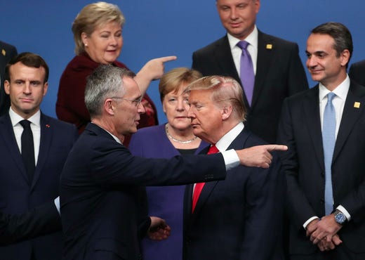 Durante os anos da presidência de Trump, houve muita discussão sobre como a OTAN deveria operar.  No centro da foto estão o secretário-geral Jens Stoltenberg e Donald Trump.