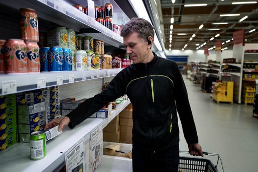 Yuri Ivanov fyller varukorgen med ostar inför hemresan till Sankt Petersburg.