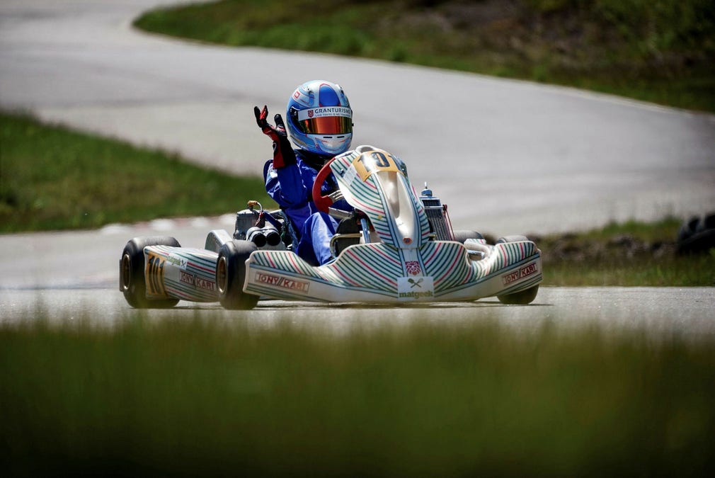Gokarten Milla Sjöstrand kör är en större modell, den går i 120 kilometer i timmen. Under hösten tog hon även formelbilslicens, så möjligheten att köra bil i framtiden finns.