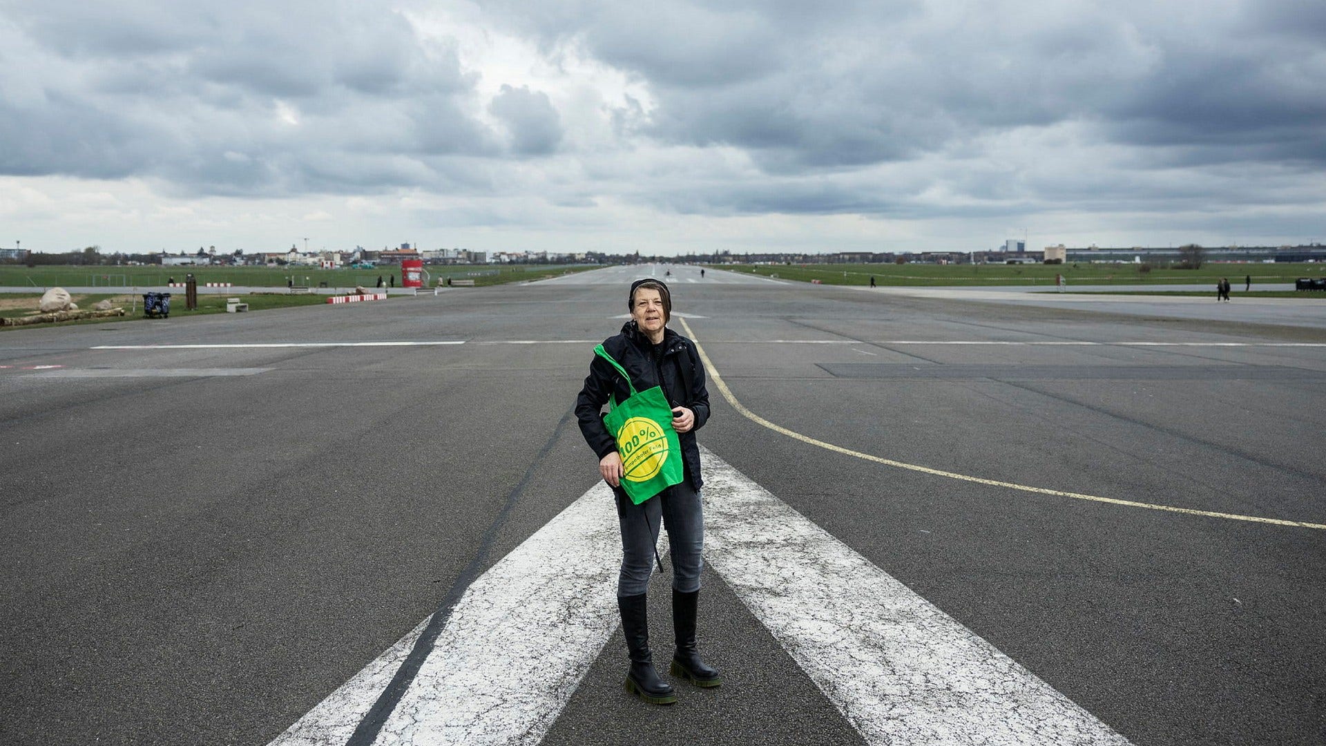 För tio år sedan lyckades Julia Michel och de andra medlemmarna i nätverket 100% Tempelhofer Feld få igenom en lag för att bevara det nedlagda flygfältet i Berlin. Nu riskerar beslutet att rivas upp.