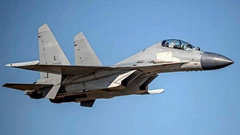 En bild från Taiwans försvarsdepartement visar ett kinesiskt stridsflygplan J-16 från den 3 oktober. Enligt departementet identifierades åtta J-16 och ytterligare åtta flygplan av tre andra modeller den dagen i Taiwans flygförsvarszon.