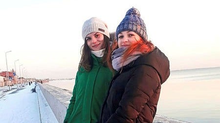 Ksenia Faryna tillsammans med sin vän Mariana Mamonova.