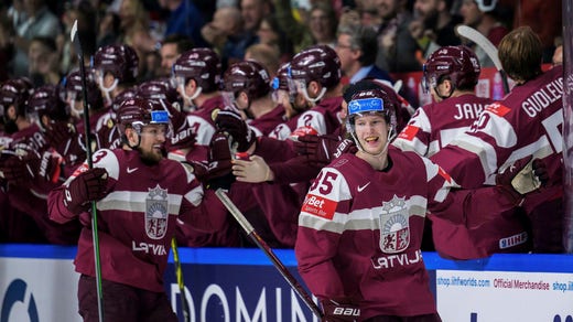 Dans Locmelis firar 1-0-målet.