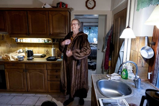 Kerstin Holst flyttade från Sverige till Danmark på 1960-talet. Maken Tage dog ett halvår efter det danska beslutet att avliva alla landets minkar.
– Jag önskar att han hade sluppit uppleva det, säger hon.