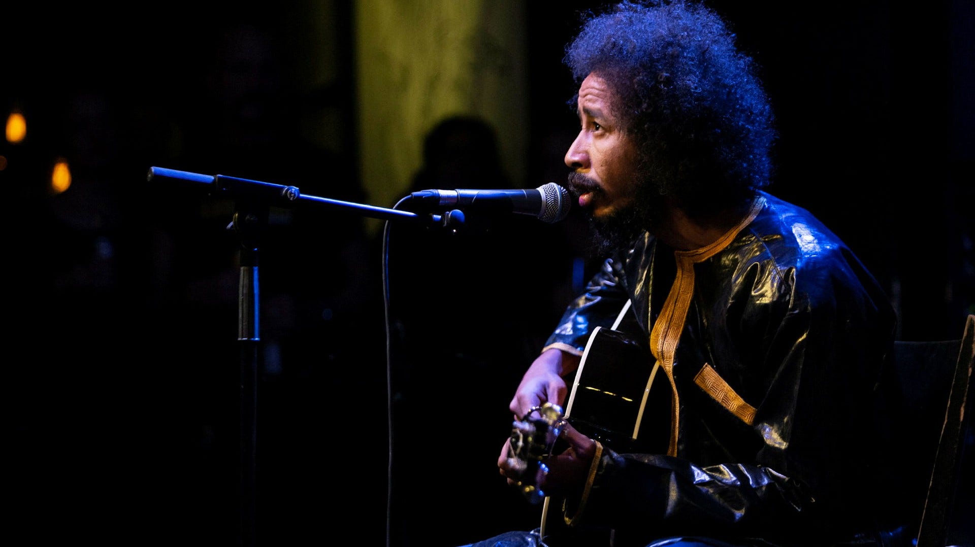 Bandledaren Ousmane Ag Mossa med sitt band Tamikrest på Fasching.