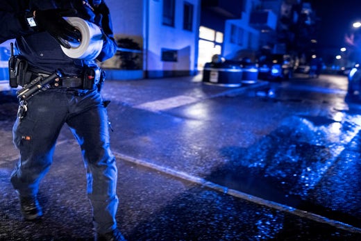 Polis på plats i Fruängen efter skottlossningen i januari.