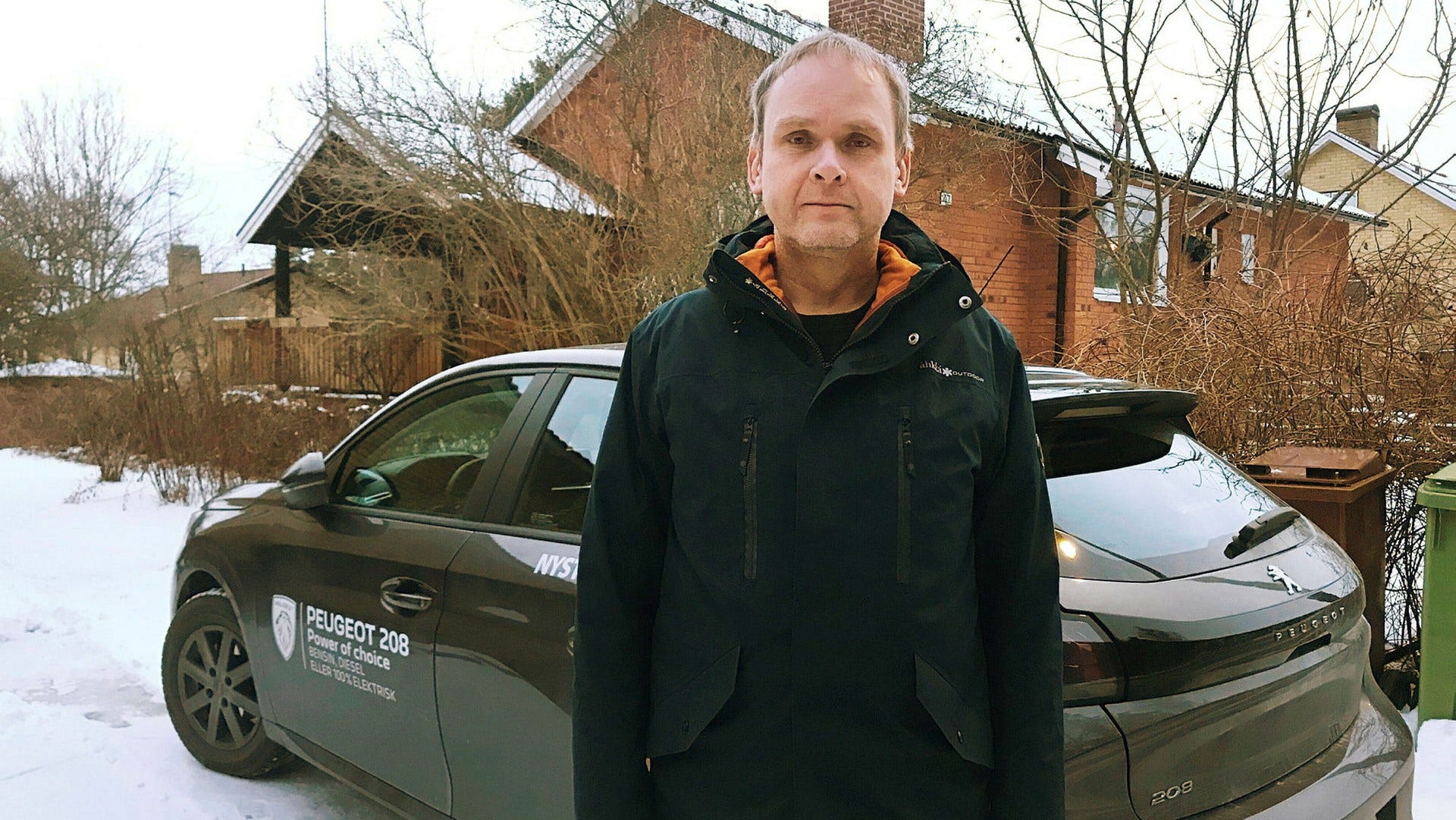 Stefan Johansson blev inte nöjd med den lånebil han till slut fick, en bensindriven Peugeot 208. Han betalade nämligen fortfarande den betydligt högre leasingavgiften för en eldriven Peugeot 208.
