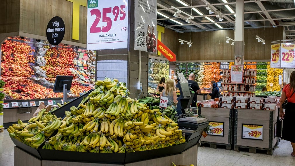 Frukt- och grönsaksavdelningen på en Ica-butik i Stockholm. Det vore bättre att politikerna höjde omsättningsskatten, momsen, än att Riksbanken höjer sin styrränta, anser insändarskribenten.