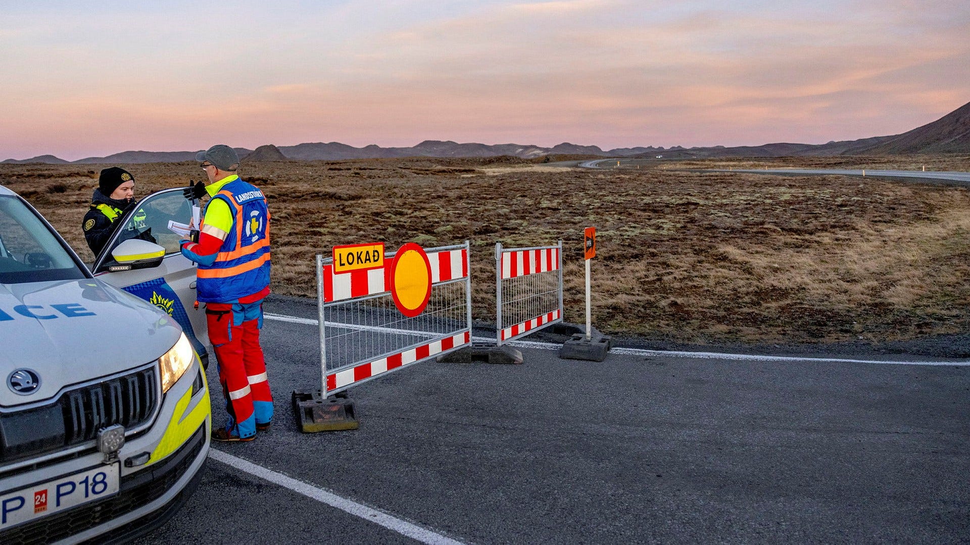 Avspärrad väg till Grindavik, Island, där vulkanutbrott väntas.